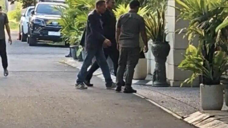 Peneliti forensik digital Rismon Sianipar akhirnya mendatangi rumah Joko Widodo di Solo di tengah polemik ijazah dan upaya penyelesaian kasus melalui restorative justice.