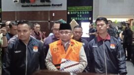 KPK mengungkap kronologi kasus kuota haji 2023–2024 yang menjerat eks Menag Yaqut Cholil Qoumas. Dari tambahan kuota 8.000 jemaah, skema T0/TX, hingga fee percepatan ratusan juta rupiah per jemaah, praktik ini diduga merugikan negara Rp622 miliar. 