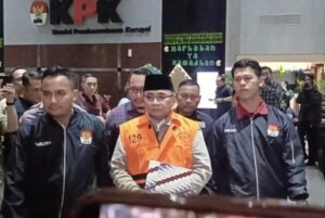 KPK mengungkap kronologi kasus kuota haji 2023–2024 yang menjerat eks Menag Yaqut Cholil Qoumas. Dari tambahan kuota 8.000 jemaah, skema T0/TX, hingga fee percepatan ratusan juta rupiah per jemaah, praktik ini diduga merugikan negara Rp622 miliar.