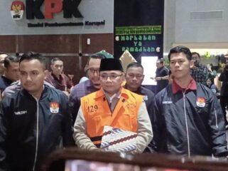 KPK mengungkap kronologi kasus kuota haji 2023–2024 yang menjerat eks Menag Yaqut Cholil Qoumas. Dari tambahan kuota 8.000 jemaah, skema T0/TX, hingga fee percepatan ratusan juta rupiah per jemaah, praktik ini diduga merugikan negara Rp622 miliar. 