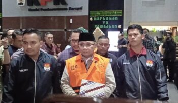 KPK mengungkap kronologi kasus kuota haji 2023–2024 yang menjerat eks Menag Yaqut Cholil Qoumas. Dari tambahan kuota 8.000 jemaah, skema T0/TX, hingga fee percepatan ratusan juta rupiah per jemaah, praktik ini diduga merugikan negara Rp622 miliar. 