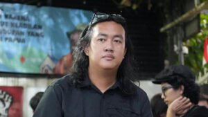 Aktivis KontraS Andrie Yunus disiram air keras oleh dua orang tak dikenal di kawasan Salemba, Jakarta. Korban mengalami luka bakar 24 persen dan menjalani operasi mata di RSCM. Polisi kini memburu pelaku.