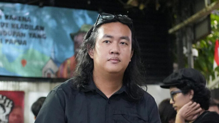 Aktivis KontraS Andrie Yunus disiram air keras oleh dua orang tak dikenal di kawasan Salemba, Jakarta. Korban mengalami luka bakar 24 persen dan menjalani operasi mata di RSCM. Polisi kini memburu pelaku.