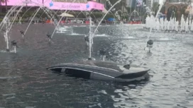 Mobil listrik BYD yang dikemudikan sopir taksi online pemula nyemplung ke kolam Bundaran HI. Polisi sebut kecelakaan diduga karena kurang mahir mengemudi.(Foto:Istimewa)