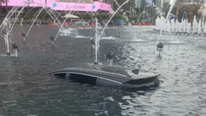 Mobil listrik BYD yang dikemudikan sopir taksi online pemula nyemplung ke kolam Bundaran HI. Polisi sebut kecelakaan diduga karena kurang mahir mengemudi.(Foto:Istimewa)