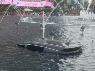 Mobil listrik BYD yang dikemudikan sopir taksi online pemula nyemplung ke kolam Bundaran HI. Polisi sebut kecelakaan diduga karena kurang mahir mengemudi.(Foto:Istimewa)