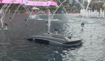 Mobil listrik BYD yang dikemudikan sopir taksi online pemula nyemplung ke kolam Bundaran HI. Polisi sebut kecelakaan diduga karena kurang mahir mengemudi.(Foto:Istimewa)