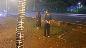 Seorang perempuan diduga hendak bunuh diri di depan Istana Merdeka diamankan petugas setelah menunjukkan gerak-gerik mencurigakan.(Foto:Istimewa)