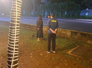Seorang perempuan diduga hendak bunuh diri di depan Istana Merdeka diamankan petugas setelah menunjukkan gerak-gerik mencurigakan.(Foto:Istimewa)