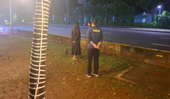 Seorang perempuan diduga hendak bunuh diri di depan Istana Merdeka diamankan petugas setelah menunjukkan gerak-gerik mencurigakan.(Foto:Istimewa)