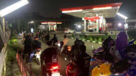 Salah satu antrian BBM yang mengular dari warga panik di Kota Bekasi.
