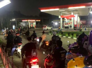 Salah satu antrian BBM yang mengular dari warga panik di Kota Bekasi.