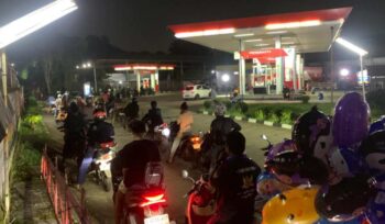 Salah satu antrian BBM yang mengular dari warga panik di Kota Bekasi.