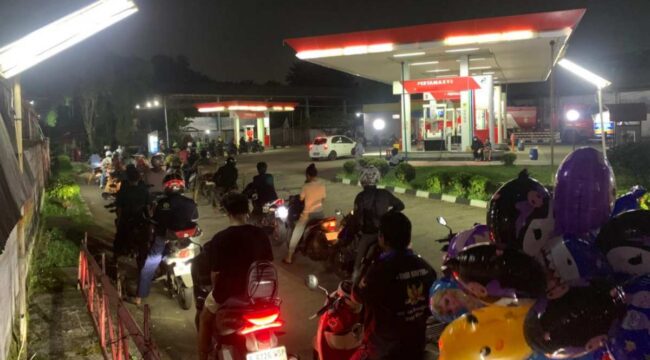 Salah satu antrian BBM yang mengular dari warga panik di Kota Bekasi.