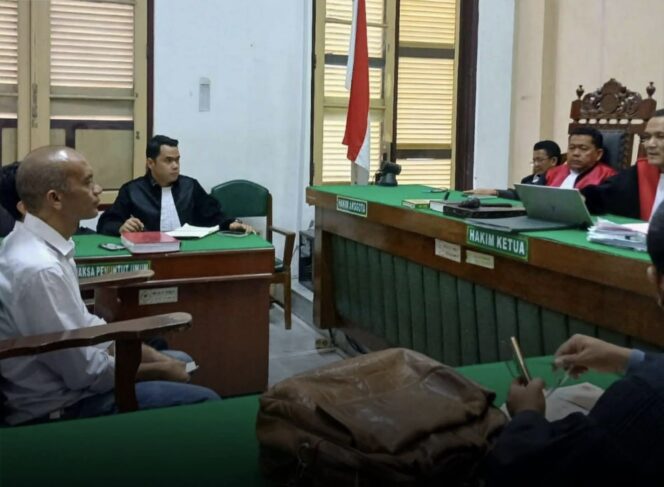 
					Pekerja kreatif Toni Aji Anggoro divonis 1 tahun penjara dalam kasus website desa di Karo, Sumut. Kasus ini dinilai mirip Amsal Sitepu dan memicu aksi protes.(Istimewa)