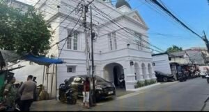 Kantor perusahaan pemenang proyek motor listrik Rp1,2 triliun di Jakarta Barat dijaga polisi, publik soroti transparansi anggaran.(Istimewa)