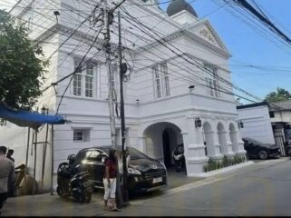 Kantor perusahaan pemenang proyek motor listrik Rp1,2 triliun di Jakarta Barat dijaga polisi, publik soroti transparansi anggaran.(Istimewa)