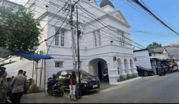 Kantor perusahaan pemenang proyek motor listrik Rp1,2 triliun di Jakarta Barat dijaga polisi, publik soroti transparansi anggaran.(Istimewa)