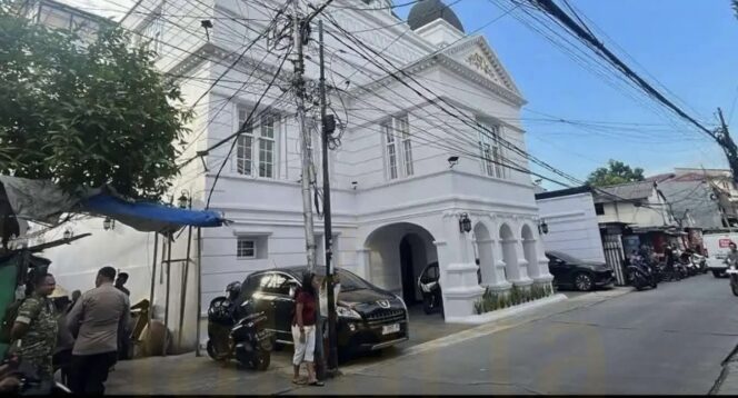 
					Kantor perusahaan pemenang proyek motor listrik Rp1,2 triliun di Jakarta Barat dijaga polisi, publik soroti transparansi anggaran.(Istimewa)