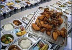 Hakim MK Guntur Hamzah mempertanyakan alasan anggaran program makan bergizi gratis dimasukkan ke sektor pendidikan dalam APBN 2026. Sorotan muncul karena dinilai tak selaras dengan fungsi kesehatan dan sosial.(Istimewa)
