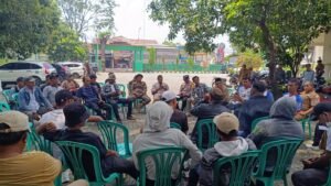 Diskusi Lurah Teluk Pucung bersama warga terkait surat edaran larangan penggunaan lahan Kelurahan.