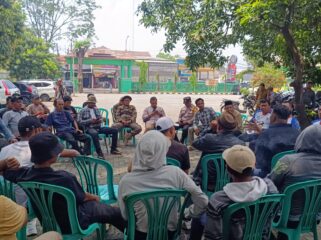 Diskusi Lurah Teluk Pucung bersama warga terkait surat edaran larangan penggunaan lahan Kelurahan.