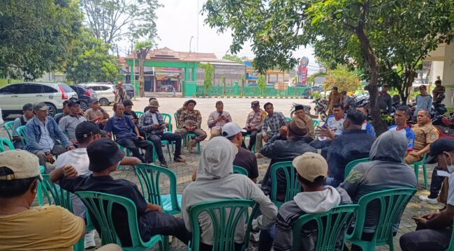 Diskusi Lurah Teluk Pucung bersama warga terkait surat edaran larangan penggunaan lahan Kelurahan.