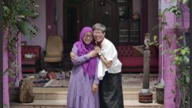 Momen haru terjadi saat Reda Gaudiamo bertemu kembali dengan sahabat masa kecilnya di Surabaya lewat nobar film Na Willa, kisah nyata yang menyentuh hati ratusan ribu penonton.(Istimewa)