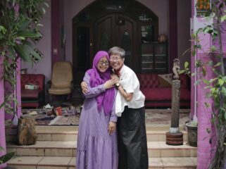 Momen haru terjadi saat Reda Gaudiamo bertemu kembali dengan sahabat masa kecilnya di Surabaya lewat nobar film Na Willa, kisah nyata yang menyentuh hati ratusan ribu penonton.(Istimewa)