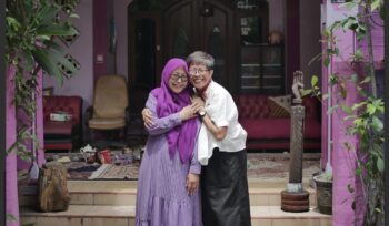 Momen haru terjadi saat Reda Gaudiamo bertemu kembali dengan sahabat masa kecilnya di Surabaya lewat nobar film Na Willa, kisah nyata yang menyentuh hati ratusan ribu penonton.(Istimewa)