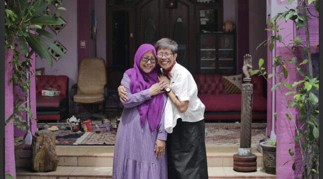 Momen haru terjadi saat Reda Gaudiamo bertemu kembali dengan sahabat masa kecilnya di Surabaya lewat nobar film Na Willa, kisah nyata yang menyentuh hati ratusan ribu penonton.(Istimewa)