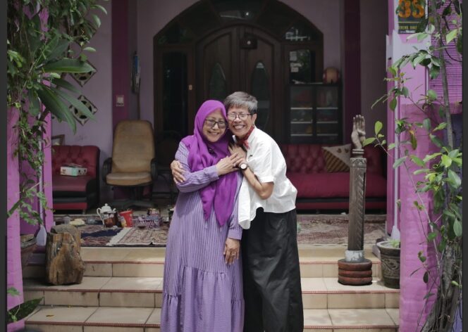 
					Momen haru terjadi saat Reda Gaudiamo bertemu kembali dengan sahabat masa kecilnya di Surabaya lewat nobar film Na Willa, kisah nyata yang menyentuh hati ratusan ribu penonton.(Istimewa)