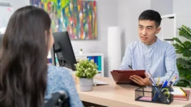 Tips mengatasi grogi saat interview kerja agar tidak blank, panik, dan tetap percaya diri di depan HRD. Panduan praktis biar lolos wawancara.(Istimewa)