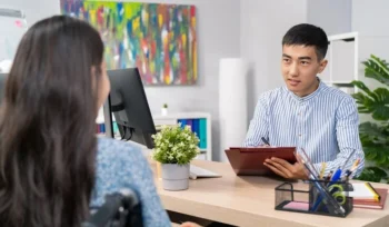 Tips mengatasi grogi saat interview kerja agar tidak blank, panik, dan tetap percaya diri di depan HRD. Panduan praktis biar lolos wawancara.(Istimewa)