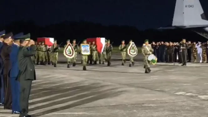 
					Dua prajurit TNI yang gugur dalam misi perdamaian PBB di Lebanon tiba di Yogyakarta dan disambut upacara militer. Suasana haru iringi kepulangan terakhir menuju Magelang dan Kulon Progo.(Istimewa)