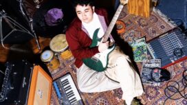 The Candle Light Children kembali lewat “Mangoes”, single pembuka menuju album debut “No Vacancy” yang mengangkat tema escapism dan pencarian makna hidup.