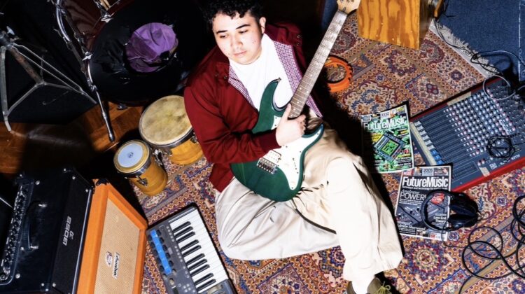 The Candle Light Children kembali lewat “Mangoes”, single pembuka menuju album debut “No Vacancy” yang mengangkat tema escapism dan pencarian makna hidup.