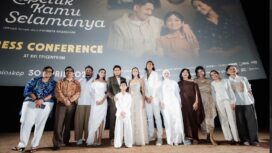 Film Kupeluk Kamu Selamanya tayang 30 April 2026, mengangkat kisah ibu tunggal dan cinta tanpa syarat yang emosional dan manusiawi.