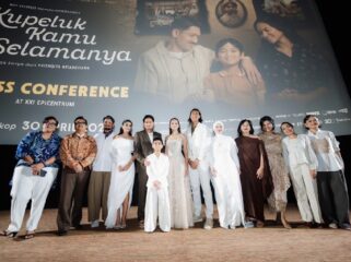 Film Kupeluk Kamu Selamanya tayang 30 April 2026, mengangkat kisah ibu tunggal dan cinta tanpa syarat yang emosional dan manusiawi.