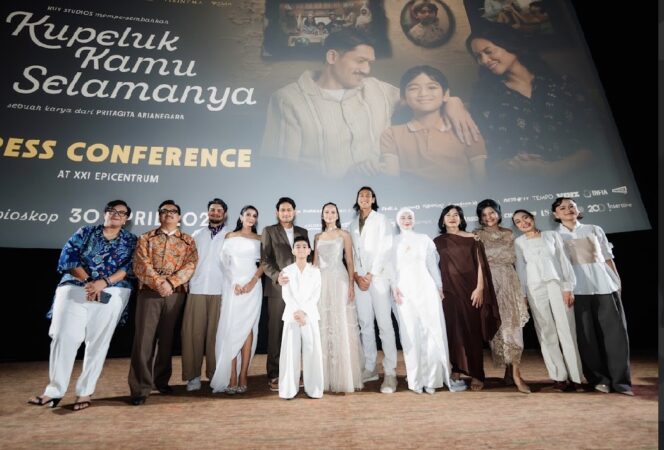 
					Film Kupeluk Kamu Selamanya tayang 30 April 2026, mengangkat kisah ibu tunggal dan cinta tanpa syarat yang emosional dan manusiawi.