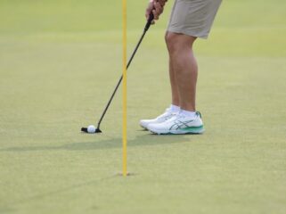 ASICS luncurkan sepatu golf GEL-KAYANO ACE 3 di Tee Day Off 2026, hadirkan teknologi terbaru untuk performa dan gaya di lapangan.