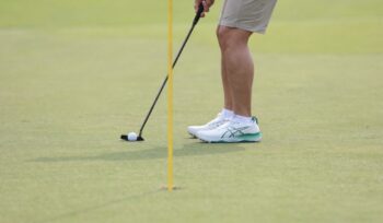 ASICS luncurkan sepatu golf GEL-KAYANO ACE 3 di Tee Day Off 2026, hadirkan teknologi terbaru untuk performa dan gaya di lapangan.