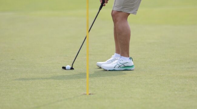 ASICS luncurkan sepatu golf GEL-KAYANO ACE 3 di Tee Day Off 2026, hadirkan teknologi terbaru untuk performa dan gaya di lapangan.