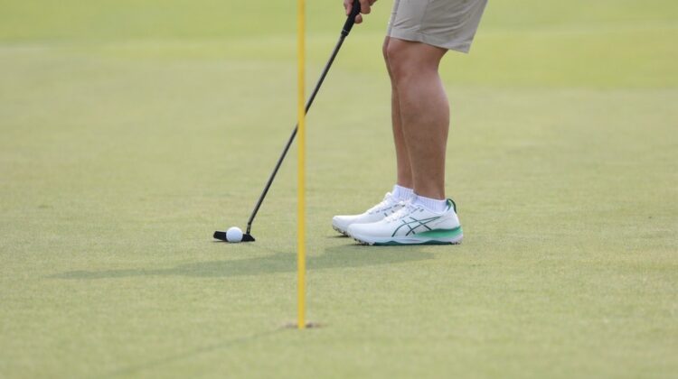 ASICS luncurkan sepatu golf GEL-KAYANO ACE 3 di Tee Day Off 2026, hadirkan teknologi terbaru untuk performa dan gaya di lapangan.