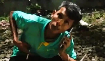 Taksi mogok di rel diduga jadi pemicu kecelakaan KRL dan KA Argo Bromo di Bekasi Timur yang menewaskan 14 orang, sopir kini diperiksa polisi.