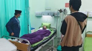 Anggota DPRD Kota Bekasi, Alimudin (kiri), saat mengunjungi salah satu korban tragedi SPBE Cimuning.