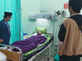 Anggota DPRD Kota Bekasi, Alimudin (kiri), saat mengunjungi salah satu korban tragedi SPBE Cimuning.