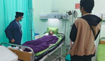 Anggota DPRD Kota Bekasi, Alimudin (kiri), saat mengunjungi salah satu korban tragedi SPBE Cimuning.