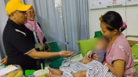 Anggota DPRD Kota Bekasi, Sarwin Edi Effendi saat mengunjungi salah satu korban SPBE Cimuning di RS.