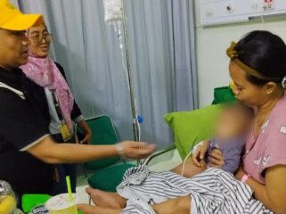 Anggota DPRD Kota Bekasi, Sarwin Edi Effendi saat mengunjungi salah satu korban SPBE Cimuning di RS.